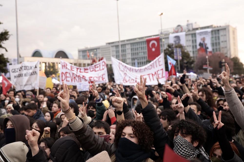 Ενώπιον του εισαγγελέα ο Ιμάμογλου: Χιλιάδες υποστηρικτές του στον δρόμο - Επεισόδια και συλλήψεις