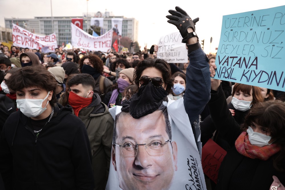 Επίσημη η καρατόμηση Ιμάμογλου - Καλεί σε διαδηλώσεις και μιλάει για «προδοσία κατά της Τουρκίας»