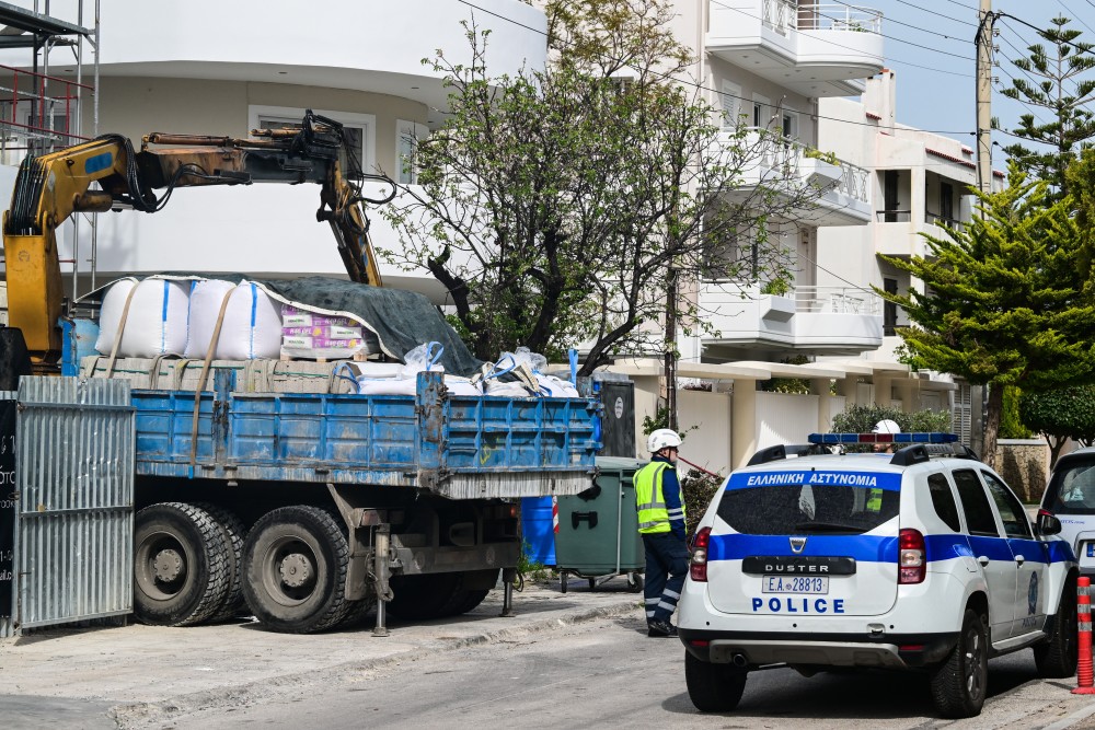 Συνελήφθησαν δύο εργολάβοι για το δυστύχημα στη Βούλα με έναν νεκρό χειριστή γερανοφόρου