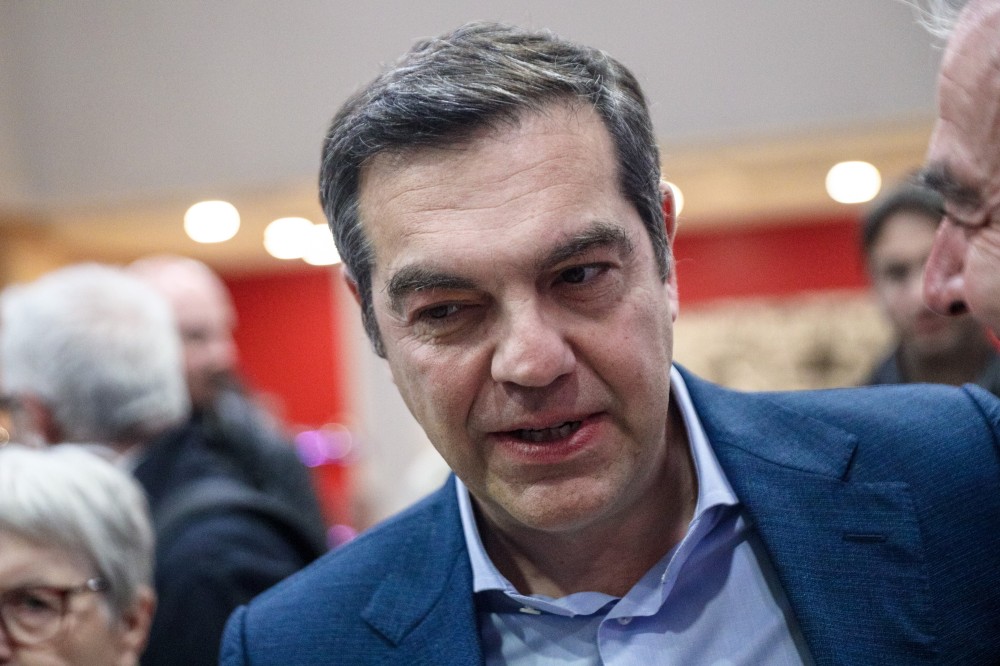 Αλέξης Τσίπρας: όσο ψάχνει την κατάλληλη στιγμή, οι… ευνοημένοι τον «πυροβολούν»