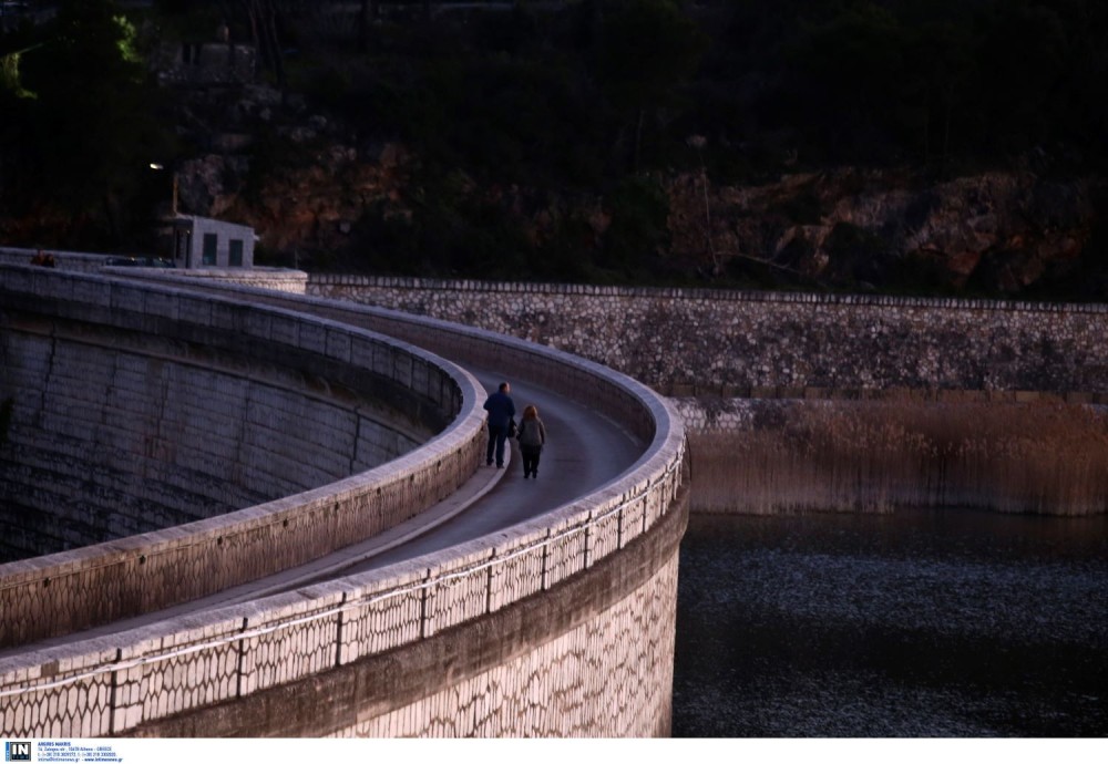 Βραχονησίδα εμφανίστηκε στη λίμνη Μαραθώνα (vid)