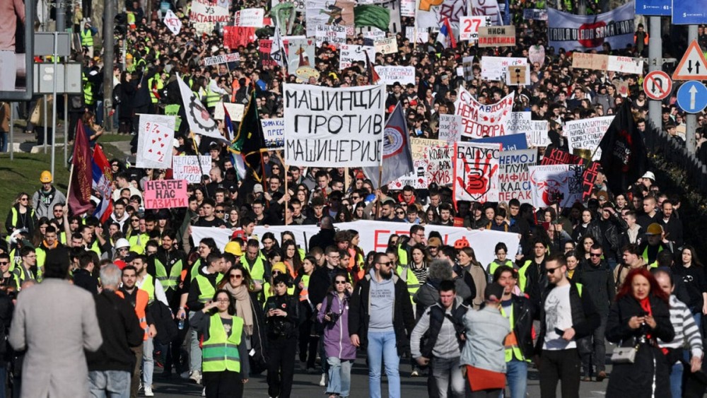 Βελιγράδι: αυτοκίνητο έπεσε πάνω σε διαδηλωτές – Τρεις τραυματίες [βίντεο]