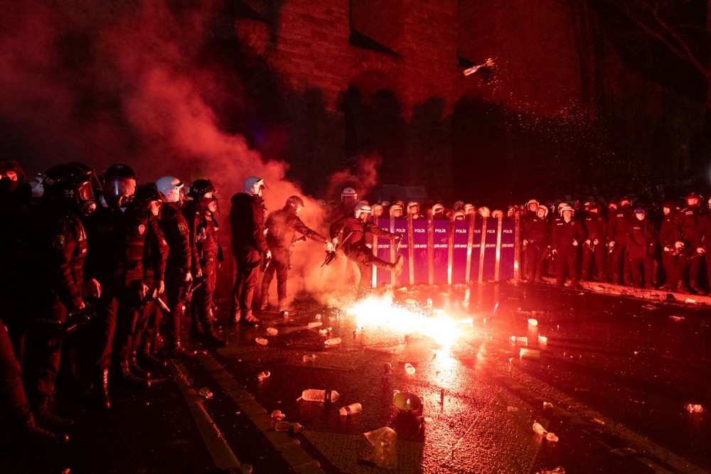 Ιμάμογλου: αρνείται όλες τις κατηγορίες - Χιλιάδες πολίτες στους δρόμους