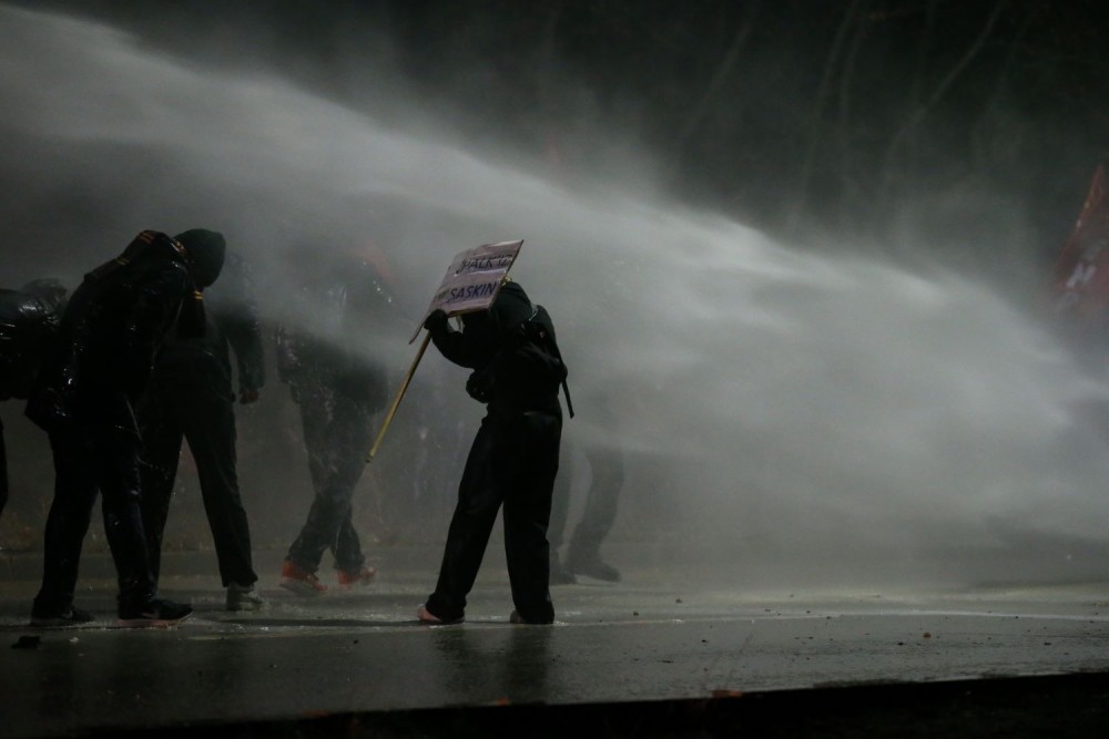 Κωνσταντινούπολη: πάνω από 10.000 πολίτες στους δρόμους κατά της σύλληψης Ιμάμογλου