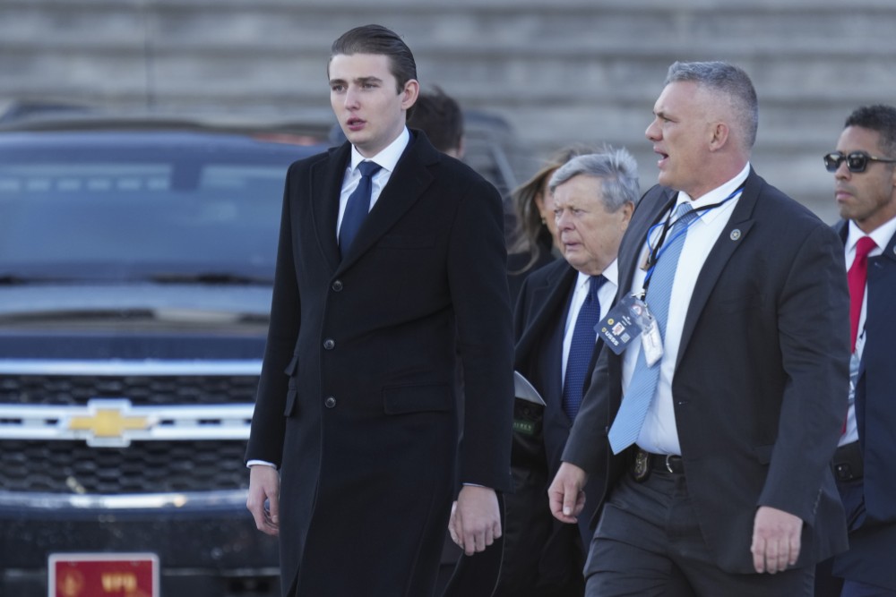 Ο Barron Trump απαγορεύεται ακόμα και να φλερτάρει στο κολέγιο