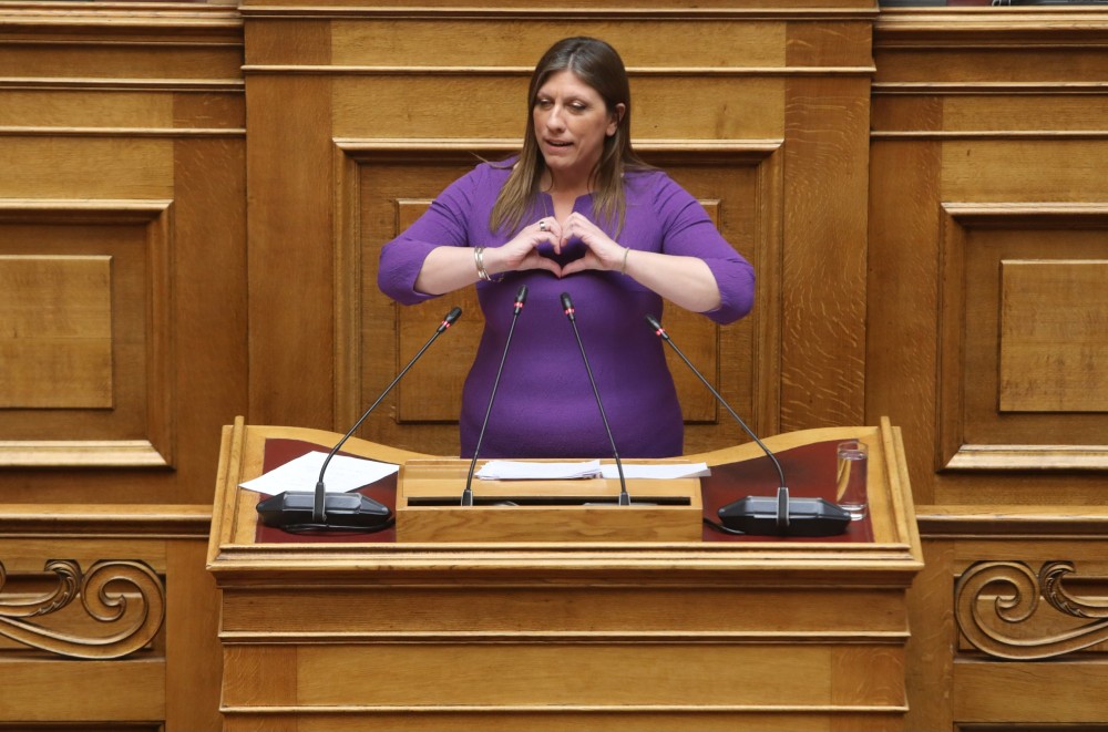 Με κληρονομικό χάρισμα η Κωνσταντοπούλου - Σε προεκλογικές παροχές αποδίδει τα μόνιμα μέτρα στήριξης