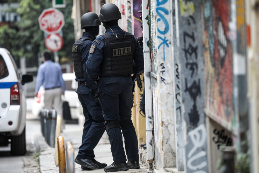 Εξάρχεια: μεγάλη επιχείρηση της ΕΛΑΣ σε υπό κατάληψη κτήριο