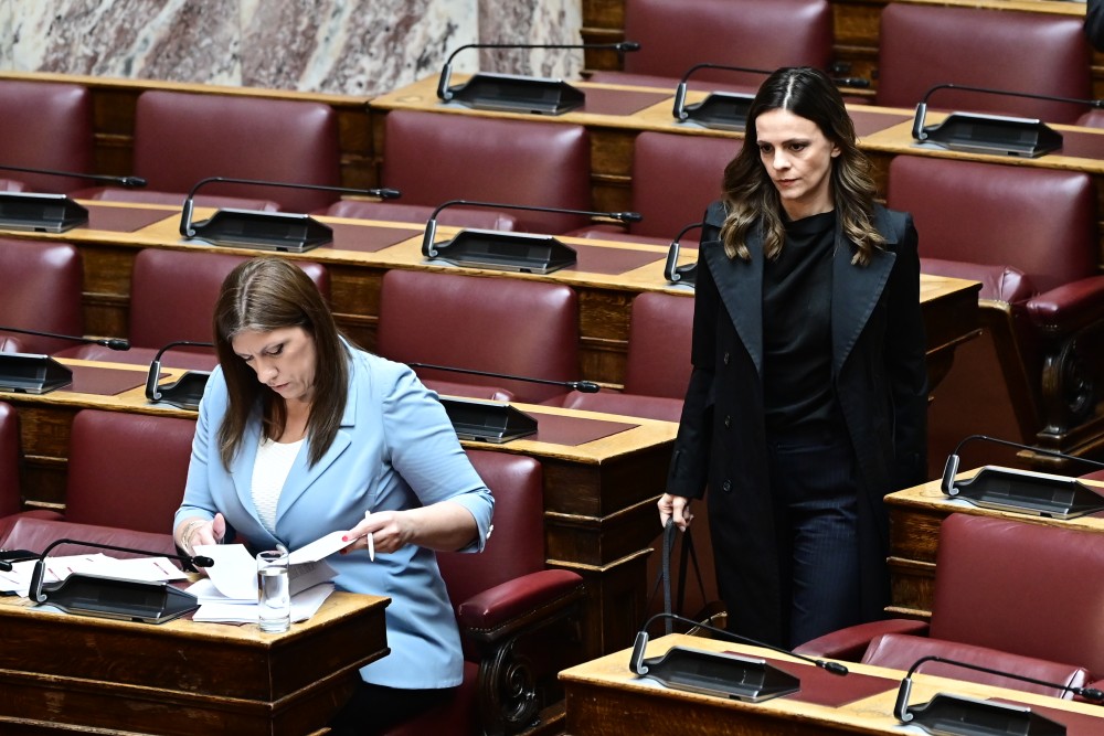 Η Αριστερά «χορεύει» στους ρυθμούς της... Ζωής ενώ εκείνη συνομιλεί με τον εαυτό της
