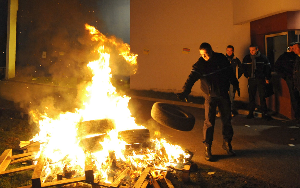 «Αντάρτικο πόλης» στη Λιμόζ: Mολότοφ σε δεκάδες αυτοκίνητα - 9 αστυνομικοί τραυματίες (video)