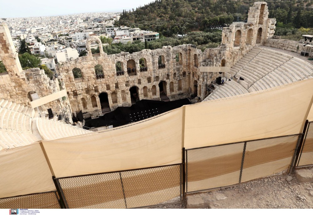 Ηρώδειο: αυτοκίνητο καβάλησε τον πεζόδρομο και «κατέβηκε» τα σκαλιά