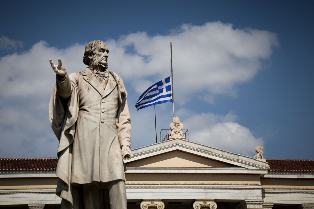 Εισβολή κουκουλοφόρων στη Νομική Αθηνών: χτύπησαν καθηγητές, στο νοσοκομείο διδακτορικός φοιτητής