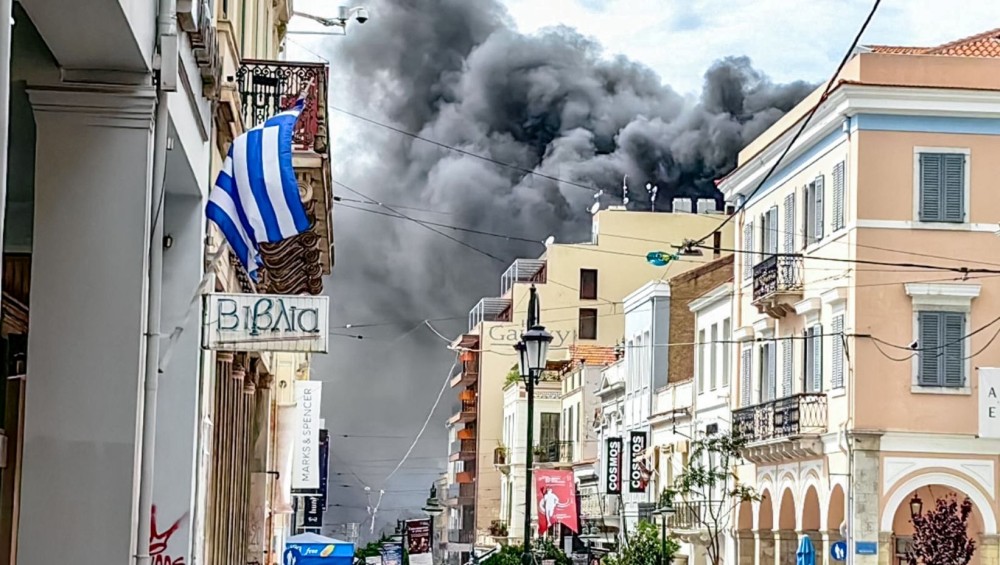 Πάτρα: η στιγμή που ξεσπά η φωτιά σε κατάστημα - Βίντεο ντοκουμέντο με έντρομους μαθητές