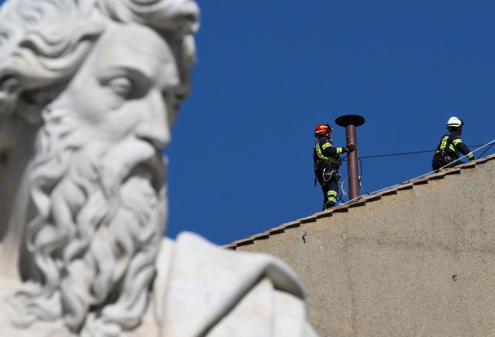 Βατικανό: τοποθετήθηκε η καμινάδα στην Καπέλα Σιστίνα για τις ψηφοφορίες των καρδινάλιων (photos)