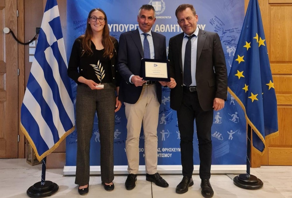 Ιωάννης Βρούτσης: Τίμησε την πρωταθλήτρια ιστιοπλοΐας Ερμιόνη Γκίκα (photo)