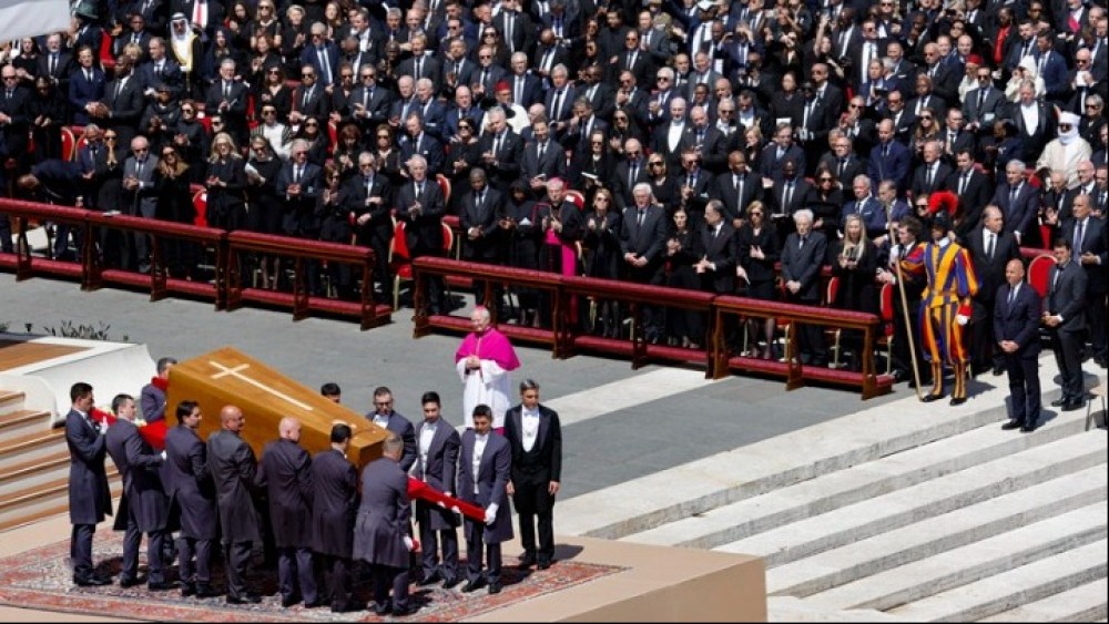 Στην τελευταία του κατοικία ο Πάπας των φτωχών – Πομπή τον συνοδεύει στη Santa Maria Maggiore
