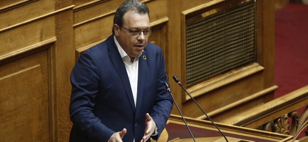 Πήγε για μαλλί και βγήκε κουρεμένος ο Φάμμελος&#33;