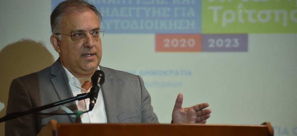 Ο Τάκης Θεοδωρικάκος… ενώνει!