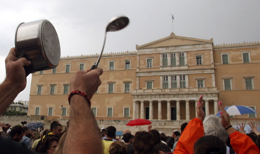 Η κοινωνία αναζητεί λύσεις, όχι παραστάσεις