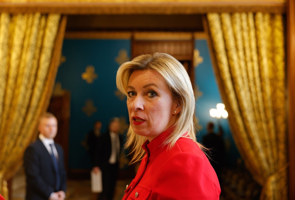 Νέα επίθεση Ζαχάροβα στον Ζελένσκι: ανέβασε βίντεο από παράσταση που έπαιζε τον κλόουν