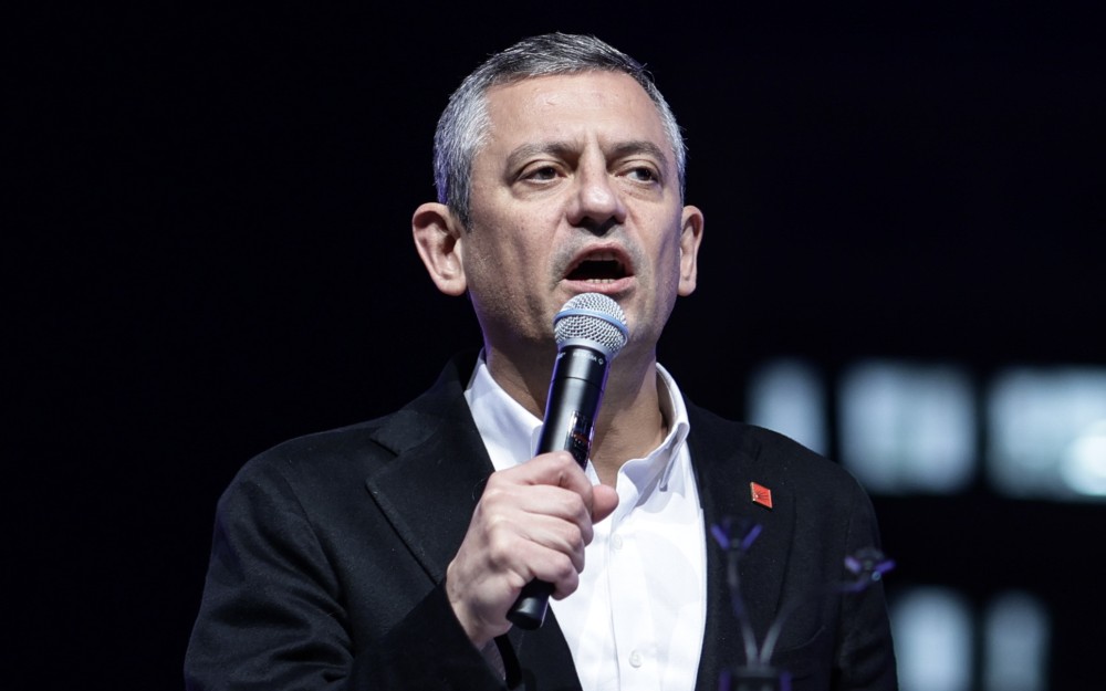 Κωνσταντινούπολη: επιτέθηκαν στον Οζγκιούρ Οζέλ έξω από επιμνημόσυνη τελετή (video)