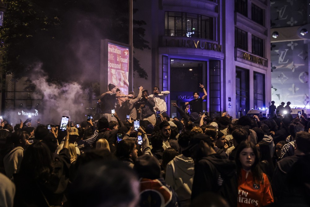 Παρίσι: αυτοκίνητο παρέσυρε φιλάθλους μετά τον ημιτελικό του Champions League - Τρεις τραυματίες (video)