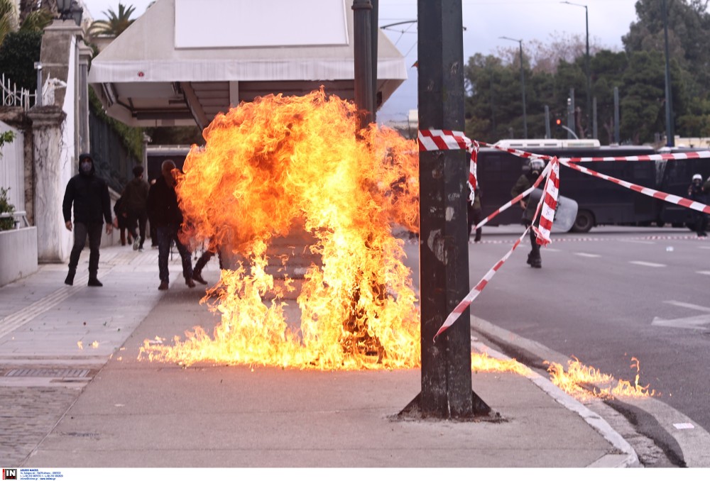 «Ακίνδυνες» μολότοφ: αριστερές «πλάτες» στην ανομία