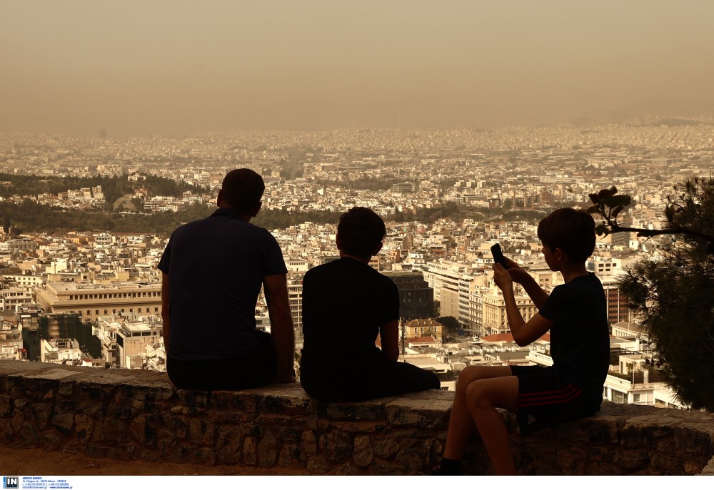 Η σκόνη σκέπασε την Ελλάδα  – Λασποβροχές και αποπνικτική ατμόσφαιρα