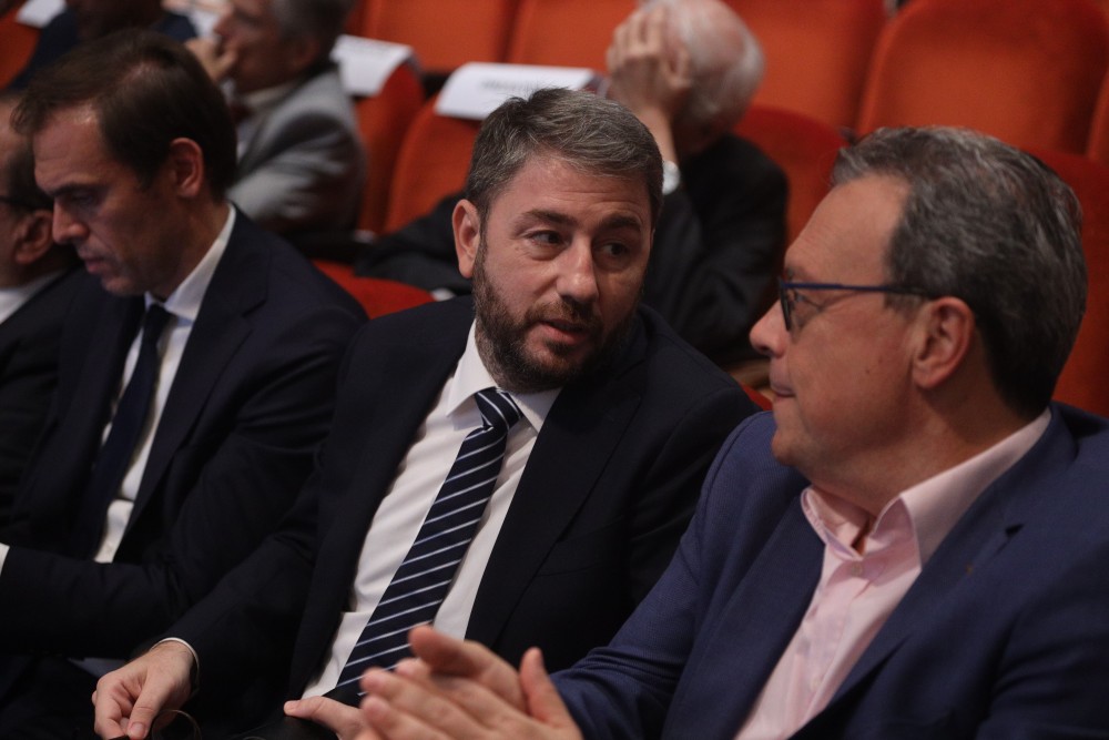 ΠΑΣΟΚ-ΣΥΡΙΖΑ: σε βέρτιγκο μετά το πόρισμα Καρώνη - Μένουν με το στίγμα της εργαλειοποίησης
