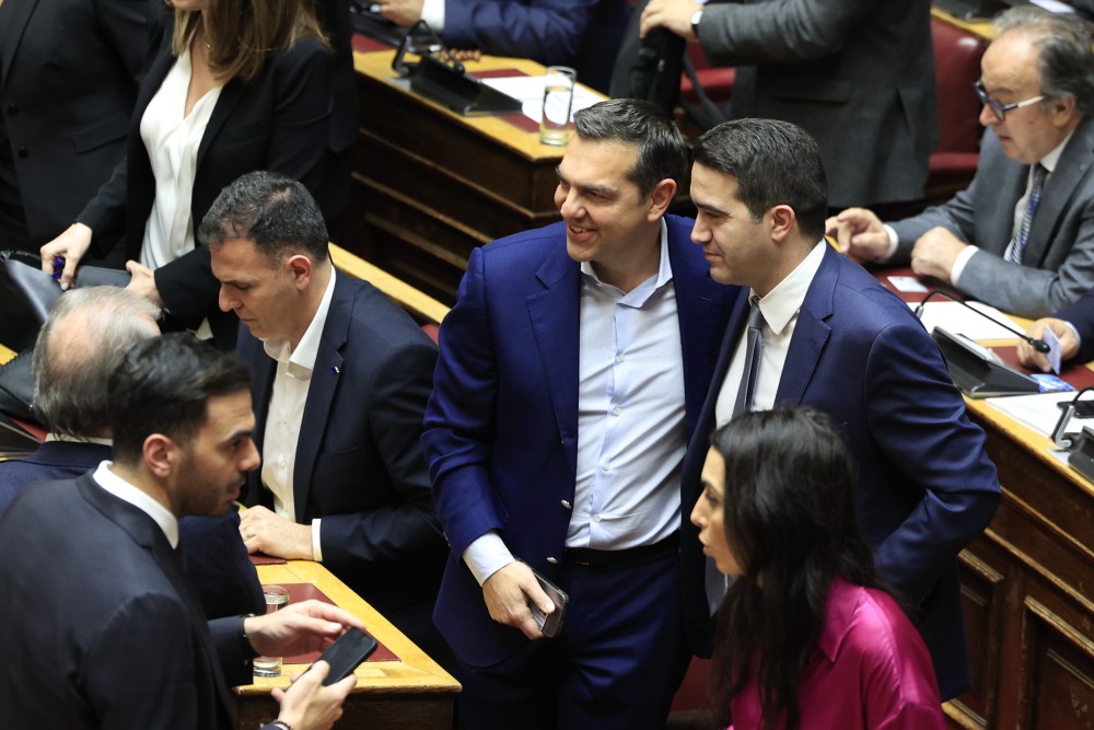 Η κοινωνία ζητάει λύσεις, η Κεντροαριστερά… χτενίζεται