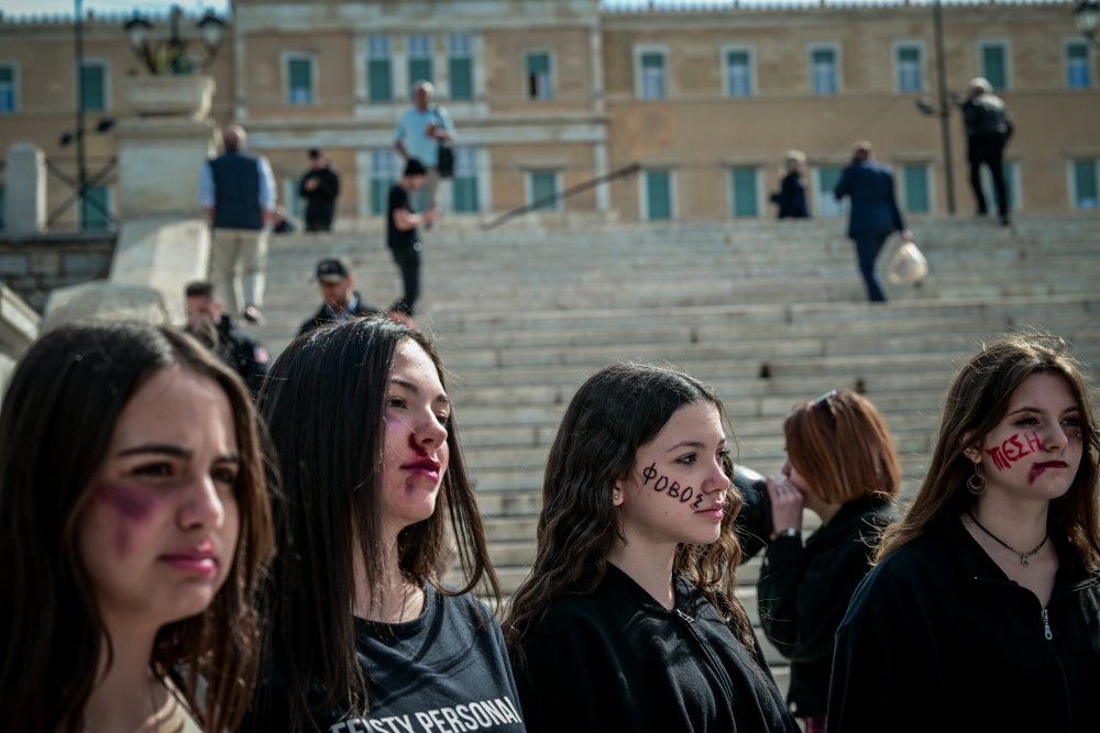 Να γλιτώσει το παιδί, στη χώρα των «νταήδων»