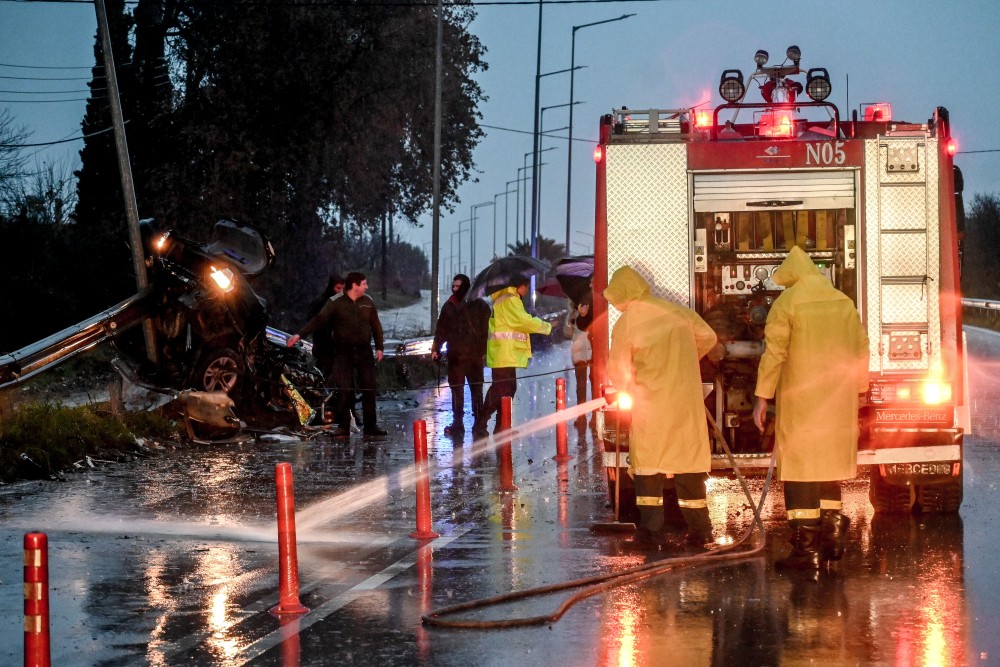 Τροχαίο με τέσσερις τραυματίες στην παραλιακή - ΙΧ καρφώθηκε σε κολώνα