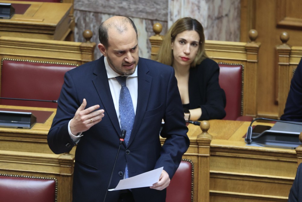 Συνάντηση Μπρατάκου με Κώτσηρα: Σταθερό φορολογικό πλαίσιο για μια ανταγωνιστική οικονομία