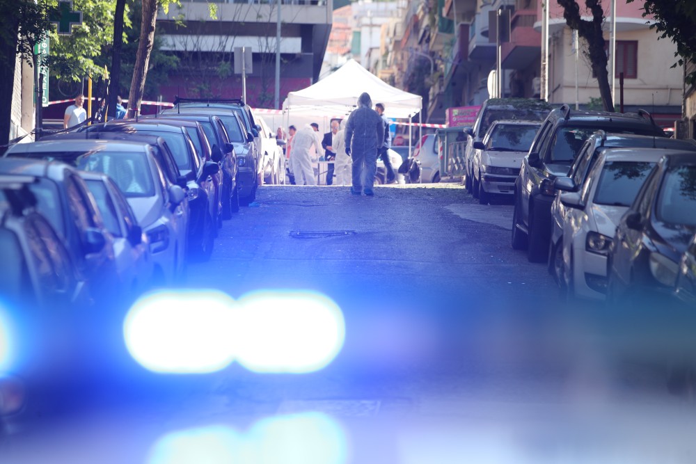 Έκρηξη από γκαζάκια στην πολυκατοικία που μένει ο Χαρακόπουλος