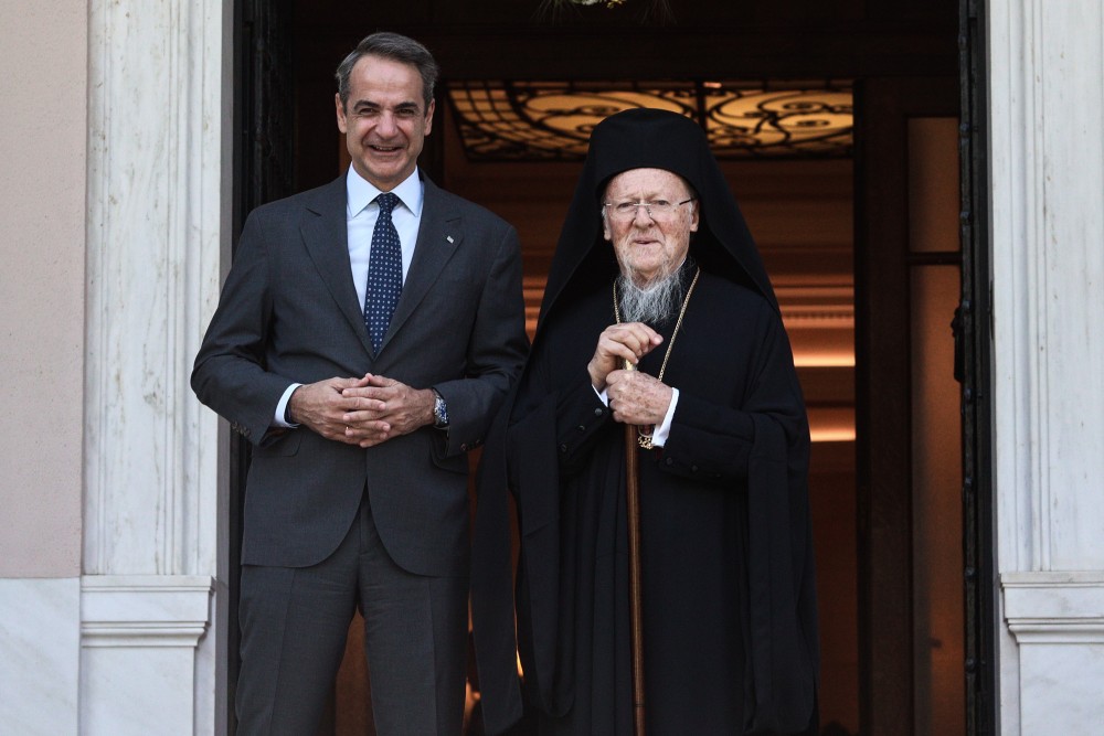 Συνάντηση Μητσοτάκη με Βαρθολομαίο: ο διάλογος και το δώρο από το Βατικανό (photos)
