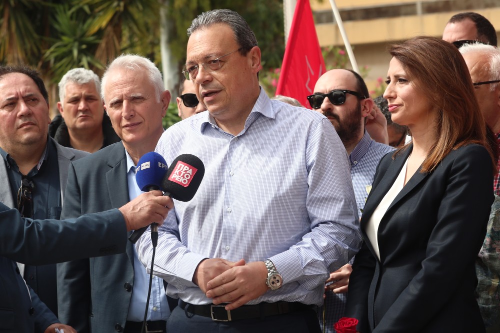 Το… θέατρο του Φάμελλου περί «πολιτικής δίωξης»