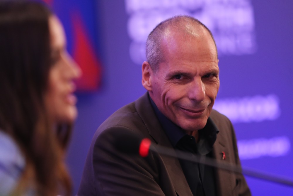 Έχασε την ψυχραιμία του ο Βαρουφάκης και επιτέθηκε σε δημοσιογράφο: Είστε γελοία, κυρία μου (video)