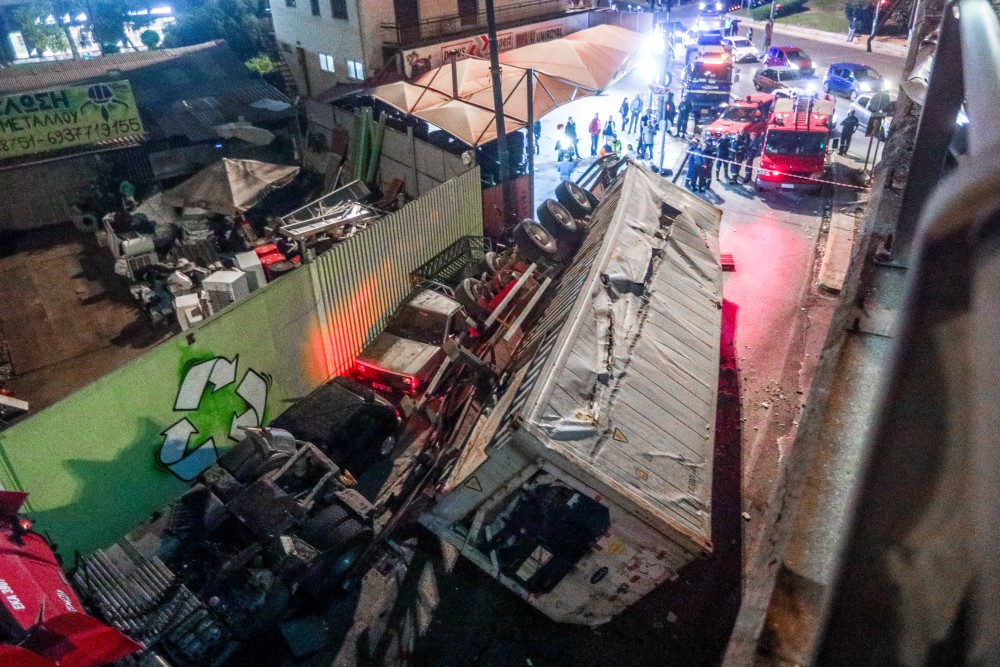 Φορτηγό έπεσε από τη γέφυρα της Πέτρου Ράλλη - Πώς έγινε το ατύχημα (photos)