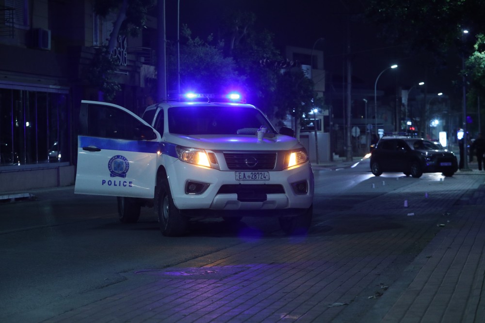 Άνω Λιόσια: Μαφιόζικο χτύπημα με καλάσνικοφ σε μέλος μαφίας – Τον έσωσε το θωρακισμένο όχημά του