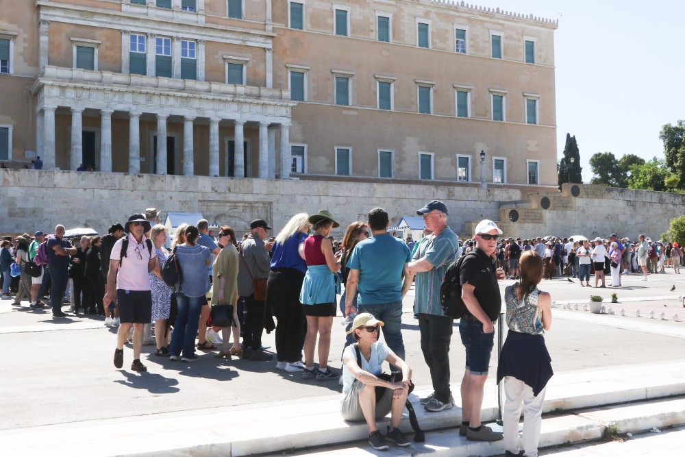Χιλιάδες τουρίστες στο Σύνταγμα για την αλλαγή φρουράς στον Άγνωστο Στρατιώτη (photos)