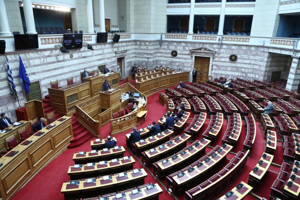 Η αντιπολίτευση παίζει παιχνίδια με την τραγωδία των Τεμπών - η κυβέρνηση απαιτεί σοβαρότητα και δικαιοσύνη