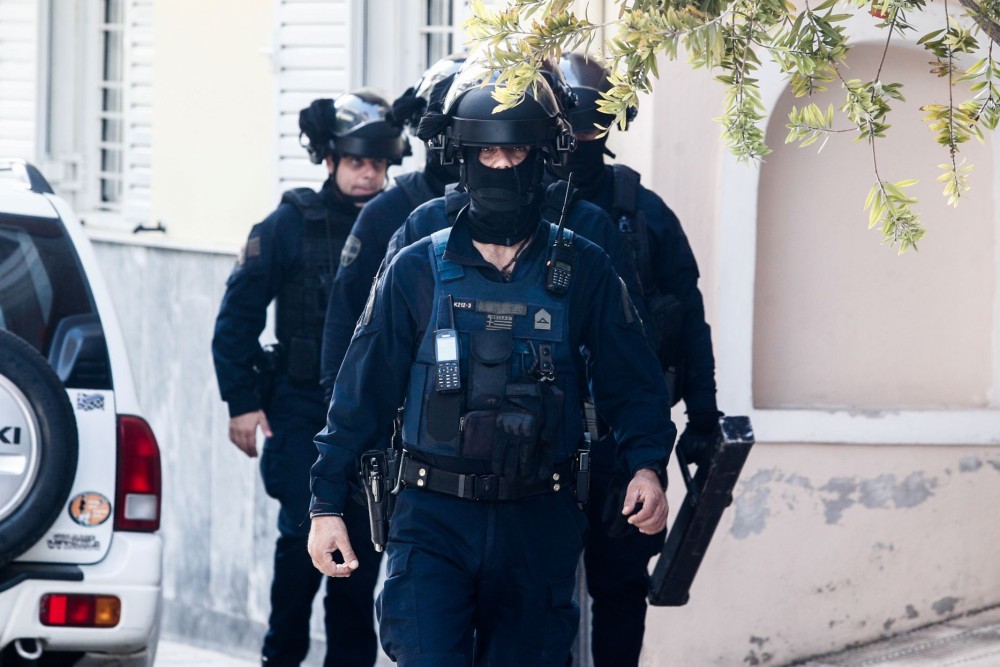 Αγία Βαρβάρα: τουλάχιστον 8 συλλήψεις από έφοδο της ΕΛΑΣ - Βρέθηκαν ναρκωτικά και χρήματα