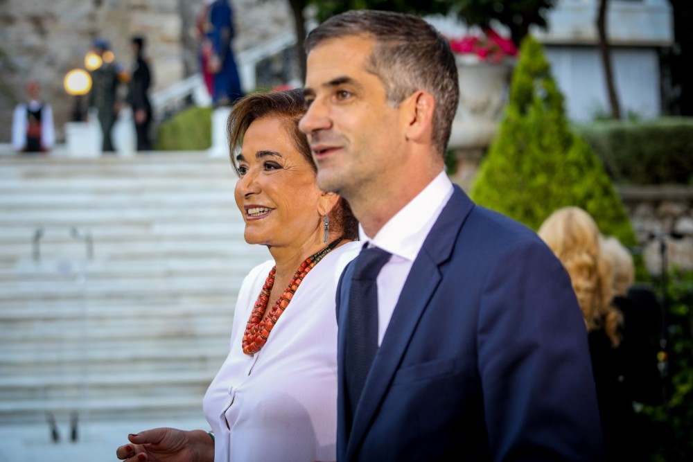 Η τρυφερή φωτογραφία της Ντόρας με τον Κώστα Μπακογιάννη με αφορμή τη γιορτή του