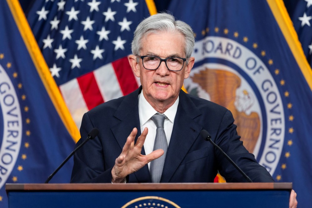 Fed: διατήρησε αμετάβλητα τα επιτόκια στο εύρος του 4,25 - 4,5%