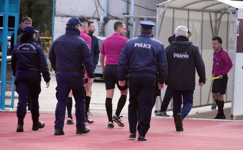 Τρόμος σε αγώνα ποδοσφαίρου στα Ζωνιανά - Άγρια επεισόδια, οπαδός έβγαλε όπλο στον αέρα