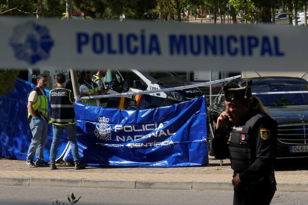 Νεκρός Ουκρανός πολιτικός από πυρά έξω από σχολείο της Μαδρίτης