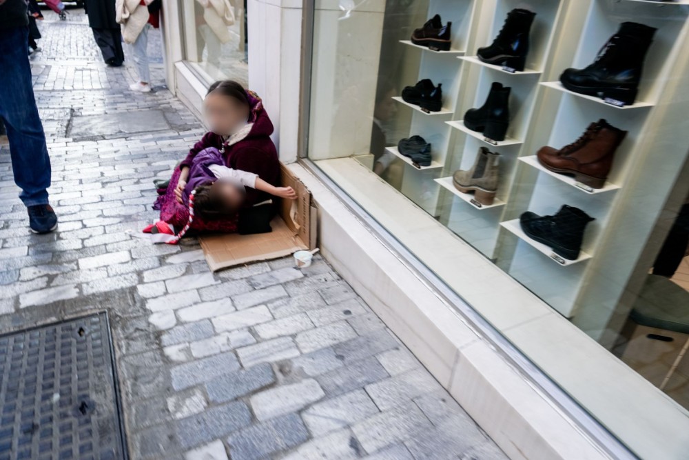 Αρπαγή βρέφους στον Άλιμο: Γνωρίζονταν η γιαγιά και ο άνδρας - Εντοπίστηκαν από κάμερες ασφαλείας