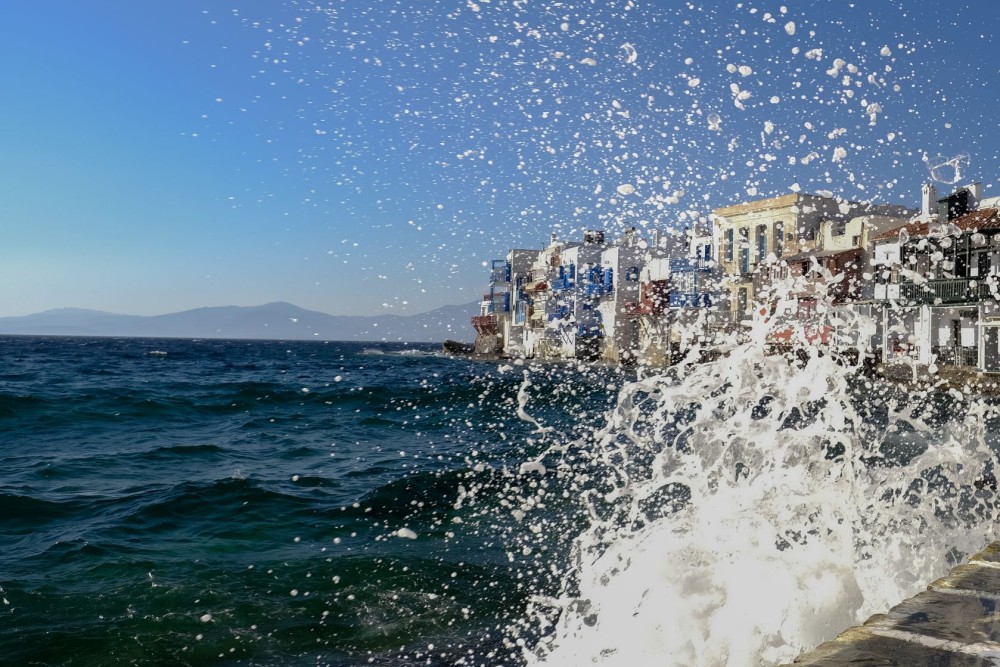 Κύματα ύψους 10 μέτρων στη Μύκονο από τους ισχυρούς ανέμους (video)