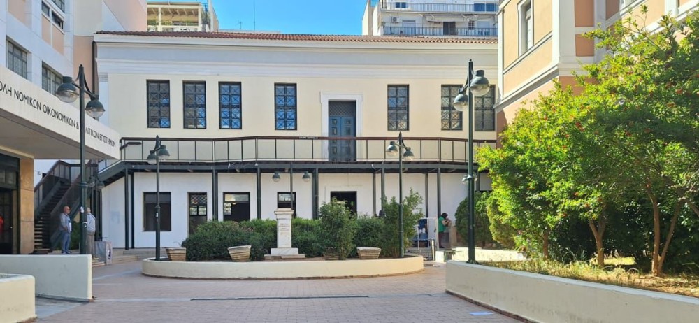 Μεταμορφώθηκε η Νομική Αθηνών: Χωρίς πανό και γκράφιτι μετά την εκκένωση της κατάληψης (photos & videos)