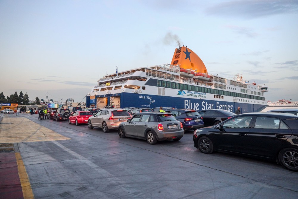 Έλεγχος για βόμβα στο πλοίο Blue star 1 - Δόθηκε εντολή εκκένωσης
