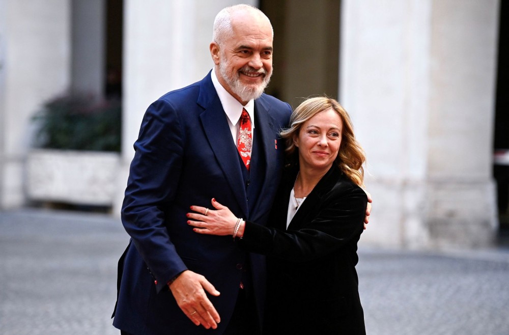 Ο Έντι Ράμα υποδέχτηκε την Μελόνι γονατιστός - Πώς τον αντιμετώπισε (video)